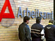 Könnte teuer werden für die Schweiz: EU-Staaten und EU-Parlament sollen sich am Donnerstag darauf einigen, wer Grenzgängern künftig Arbeitslosenentschädigung zahlen soll. Die EU-Staaten sehen die Pflicht beim Beschäftigungsland, das EU-Parlament will für die Betroffenen Wahlfreiheit. (Bild: KEYSTONE/EPA/Werner Baum)