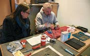 Eine Kundin des «Repair Cafés» schaut zu, wie Martin Grontzki versucht, ihren Wecker zu reparieren. (Bild: Ramona Riedener)