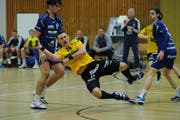 Amer Zildzic (am Ball) erzielt vor seinem Platzverweis acht Tore für den KTV Altdorf. Bild: Urs Hanhart (Altdorf, 15. Dezember 2018)