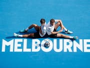 Krönung des persönlichen Karriere-Grand-Slams: Die Franzosen Pierre-Hugues Herbert (li.) und Nicolas Mahut gewannen erstmals das Australian Open im Doppel (Bild: KEYSTONE/EPA/RITCHIE TONGO)