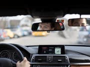 Wer die Fahrprüfung in einem Auto mit Automatik-Getriebe absolviert hat, darf sich ab 1. Februar ohne Einschränkung hinter das Steuer eines Autos mit Handschaltung setzen. Wer sich das nicht traut, soll noch einmal für ein, zwei Stunden zurück in die Fahrschule, empfiehlt die Polizei. (Bild: KEYSTONE/GAETAN BALLY)