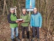 Werner Hotz übergibt die Unterlagen an Ernst Wägeli. Martin Oberer gibt sein Amt ebenfalls ab. (Bild: Kurt Lichtensteiger)