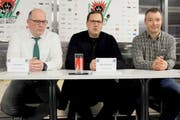 Traten vor die Medien (von links): Vizepräsident Peter Wittwer, Interimspräsident Roger Dietschweiler und Beisitzer Daniel Knecht. (Bild: Tim Frei)