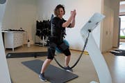 Luana Herraiz zeigt eine Übung am EMS-Gerät. (Bild: Yann Lengacher)