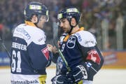 EVZ-Stürmer Garrett Roe (rechts) und sein Teamkollege Sven Leuenberger. (Bild: Alexandra Wey/Keystone)