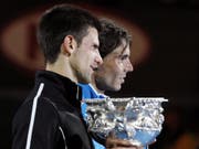 Erschöpft nach einem epischen Duell: 2012 gewann Novak Djokovic (li.) am Australian Open gegen Rafael Nadal den längsten Grand-Slam-Final der Geschichte (Bild: KEYSTONE/EPA/BARBARA WALTON)