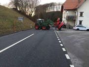 Der Greifarm des Traktors riss das Dach des Personenwagens auf. Dabei wurden die vier Insassen, darunter zwei Kinder, verletzt. (Bild: Police cantonale fribourgeoise)