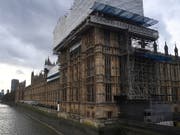 Das britische Parlament steht unter Zeitdruck und muss im Zusammenhang mit dem Brexit insgesamt 13 Gesetze verabschieden. Premierministerin Theresa May drängt unter anderem auf eine Verlängerung der Sitzungszeiten. (Bild: KEYSTONE/EPA/ANDY RAIN)