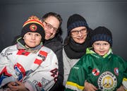 Markus Stampfli und Lenka Strapkova fanen mit ihren Söhnen Nevio und Samuel für die Gastgeber. (Bilder: Andrea Stalder)
