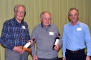 Präsident Jürgen Strauss gratuliert Hans Mattli und Hermann Herger-Ulrich (von rechts) zu 65 Jahren Mitgliedschaft. (Bild: Georg Epp (Altdorf, 26. Januar 2019))