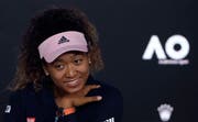 Die Japanerin Naomi Osaka beantwortet an der Pressekonferenz nach ihrem Sieg gegen die Tschechin Petra Kvitova die Fragen der Journalisten. (Bild: Mark Schiefelbein/AP Photo, Melbourne, 27. Januar 2019)