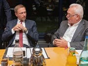 Der Präsident der deutschen FDP, Christian Lindner, (links im Bild) hat der deutschen Regierung vorgeworfen, viel zu wenig gegen einen ungeordneten Brexit zu tun. (Bild: KEYSTONE/EPA/HAYOUNG JEON)