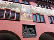 Das Innerrhoder Rathaus mit Darstellungen aus der Kantonsgeschichte. Innerrhodens Verfassung gehört zu den ältesten der Schweiz. (Bild: PD)