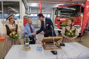 Stadtrat Urs Raschle übergibt FFZ-Kommandant Daniel Jauch den Schlüssel für das neue Tanklöschfahrzeug. (Bild: PD)