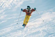 Leicht verändert fand man noch in den 1980er-Jahren einzelne Monoski auf den Skipisten. Die Bindung war nun im Gegensatz zu Schmids Erfindung direkt auf dem Ski. (Bild: Jean-Claude Deutsch/Getty (Val d’Isere, 1987))