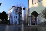 In Thal ist eine Diskussion um einen geplanten Unterflur-Abfallbehälter entbrannt. Im Bild ein kleineres Modell in Rorschach. (Bild: Laura Manser)