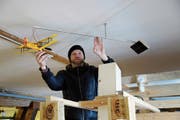 Verkehr im Fokus: Der operative Museumsleiter Pascal Fuhrimann experimentiert an einem Objekt für die neue Ausstellung. (Bild: Laura Manser)