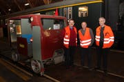 Roland Seehaus, Charly Infanger und Robert Schlatter (von links) zeigen die Draisine Dm 3401. (Bild: Paul Gwerder (Erstfeld, 25. Januar 2019))