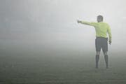 Die Schiedsrichter stehen nicht nur im Nebel, sondern häufig auch im Regen und vielfach in der Kritik. Vielleicht mit ein Grund, weshalb viele das undankbare Hobby schon nach kurzer Zeit wieder an den Nagel hängen. (Bild: Steffen Schmidt/freshfocus)