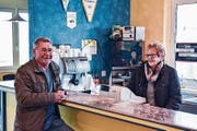 Edgar und Bea Graf in ihrer langjährigen Wirkungsstätte, im Clubhaus-Restaurant des FC Sirnach. (Bild: Roman Scherrer)