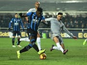 Duvan Zapata (links) trifft zum 3:3 für Atalanta Bergamo gegen die AS Roma (Bild: KEYSTONE/EPA ANSA/PAOLO MAGNI)