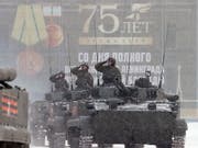 Im Schneegestöber hat in St. Petersburg am Sonntag eine Militärparade stattgefunden, die an das Ende der deutschen Belagerung im Zweiten Weltkrieg vor 75 Jahren erinnern soll. (Bild: KEYSTONE/EPA/ANATOLY MALTSEV)