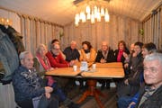 Ein Grossteil der Teilnehmenden am Bürgergespräch findet Platz am grossen Tisch im Eventhaus. (Bild: Adi Lippuner)