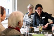 Inge Hartlauer und Katrin Grossenbacher sorgen im Café Vergissmeinnicht für eine entspannte Atmosphäre. (Bild: Barbara Hettich)