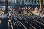Der Stadtrat will Luzern für Velofahrer angenehmer und sicherer machen – die Baukommission des Grossen Stadtrats kritisiert die Pläne. Im Bild die Bahnhofstrasse Luzern. (Symbolbild: Pius Amrein)
