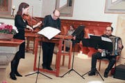 Das Trio Pegasus: Karin Keiser-Mazenauer (Violine), Urs Bösiger (Hackbrett) und Paolo D’Angelo (Akkordeon). (Bild: Christof Lampart)