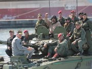 Venezuelas Staatschef Nicolás Maduro (Mitte) zeigt sich am Sonntag kämpferisch mit dem Militär in der Öffentlichkeit. (Bild: KEYSTONE/EPA MIRAFLORES PRESS/MIRAFLORES PRESS / HANDOUT)