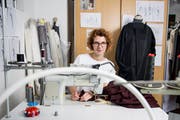 Janine Grubenmann hat eine Fashion-Assistant-Ausbildung an der Zürcher Textilfachschule abgeschlossen. Dennoch musste sie sich viele Näh-Fertigkeiten selbst beibringen. (Bild: Mareycke Frehner)