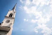 Die evangelische Stadtkirche in Kreuzlingen. Ihr Glockenschlag ist gemäss eines Gutachtens zu laut. (Bild: Reto Martin)