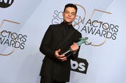 Rami Malek mit dem Award für aussergewöhnliche Schauspielleistung für seine Hauptrolle als Freddie Mercury in «Bohemian Rhapsody». (Bild: Jordan Strauss/Invision/AP (Los Angeles, 27. Januar 2019))