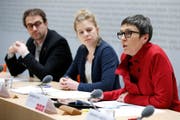 Die SP-Vertreter Barbara Gysi, Nadine Masshardt und David Roth (v. r.) anlässlich der gestrigen Medienorientierung. (Bild: Peter Klaunzer/Keystone)