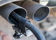 Viele der in Deutschland ungeliebten Diesel-Gebrauchtwagen finden nun in Mittelost- und Südosteuropa eine neue Verwendung - zum Leidwesen von Umweltschützern. Im Bild ein Messschlauch eines Gerätes zur Abgasuntersuchung für Dieselmotoren steckt im Auspuffrohr eines VW Golf 2.0 TDI. (Bild: Keystone/DPA/ZB/Patrick Pleul))