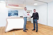 Renato Arnold (rechts) übergibt Verwaltungsratspräsident David Schuler die Auszeichnung. (Bild: PD (Bürglen, 24. Januar 2019))