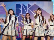 Die Mädchenband BNK48 entschuldigt sich, weil sie unlängst Nazi-Symbole gezeigt hatten. (Bild: KEYSTONE/AP Yomiuri Shimbun/MASAKAZU HAMASUNA)