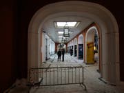 In der Moskauer Tretjakow-Galerie ist am Sonntag unter den Augen der Sicherheitskräfte ein Gemälde gestohlen worden. (Bild: KEYSTONE/AP/PAVEL GOLOVKIN)