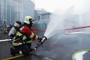 Die Feuerwehr Risch übt den Ernstfall beim Tanklager. (Bild: Werner Schelbert (Rotkreuz, 29. Oktober 2016))