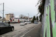 Lange Wartezeiten für Autos und Busse wären mit einer Unterführung beim Rorschacher Stadtbahnhof Geschichte. (Bild: Jolanda Riedener)