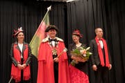 Das neue Zunftpaar Marlon I. und Margrit Imobersteg nach der Inthronisation, flankiert vom Ehrenpaar Samanta Imobersteg und Jan Langerer. (Bild: Richard Greuter (Stans, 27. Januar 2019))