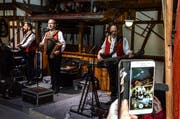 Die Zillertaler Zellberg Buam sind am Sonntag im Wallenwiler Tanz-Stadl auch ein beliebtes Fotosujet. (Bild: Christoph Heer)