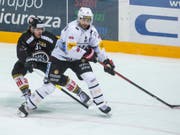 Freiburgs Verteidiger Philippe Furrer (vorne) musste diese Saison schon einmal wegen einer Bauchmuskelverletzung zwei Monate pausieren (Bild: KEYSTONE/TI-PRESS/PABLO GIANINAZZI)