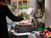 Kundenwage für Obst und Gemüse in einem Supermarkt. (Bild: KEYSTONE/CHRISTIAN BEUTLER)