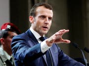 Frankreichs Präsident Emmanuel Macron hat sich auf bei einem Ägypten-Besuch zu Italien geäussert. (Bild: KEYSTONE/AP Pool EPA/GUILLAUME HORCAJUELO)