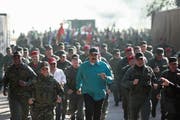 Venezuelas Staatschef Nicolás Maduro (Mitte) mit seinem Verteidigungsminister Vladimir Padrino (rechts) bei einem Truppenbesuch in Fort Paramacay bei Carabobo. (Bild: EPA (27. Januar 2019))