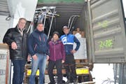 Adrian Kind, Lions Club Liechtenstein, Raphael Schibli, Heizplan AG, Claudia Doron, Gründerin Hilfswerk River of Hope, und Pascal Wohlwend, Mitarbeiter Heizplan AG, (von links) vor dem fast voll beladenen Container. (Bilder: Adi Lippuner)
