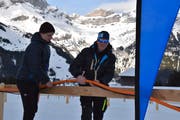 OK-Präsident Roger Bütler (rechts) bereitet mit Tim Christen das Start-/Zielgelände vor. (Bild: Andrea Hurschler (Engelberg, 26. Januar 2019))