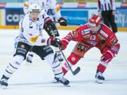 In der Qualifikation wird bis zum letzten Punkt gekämpft. Freiburgs Andrew Miller (links) gegen Steve Mason von den Rapperswil-Jona Lakers (Bild: KEYSTONE/MELANIE DUCHENE)